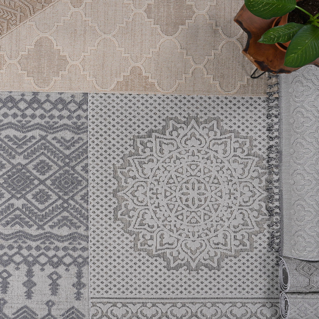 Guros - 4' X 6' Medallion Indoor / Outdoor Area Rug - Gray / White